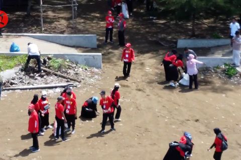 Upaya UMBRAH mendukung tahun kunjungan wisata lewat aksi bersih pantai