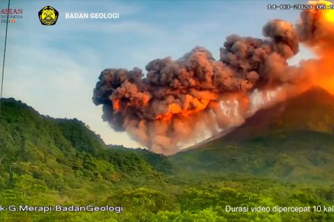 Selasa pagi, awan panas guguran Gunung Merapi menuju Kali Krasak