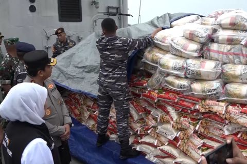 Forkopimda Jatim kirimkan logistik ke Masalembu menggunakan KRI