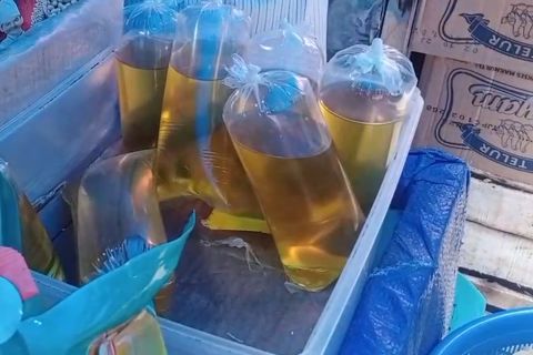 Minyakita langka, warga Pandeglang pilih minyak goreng curah