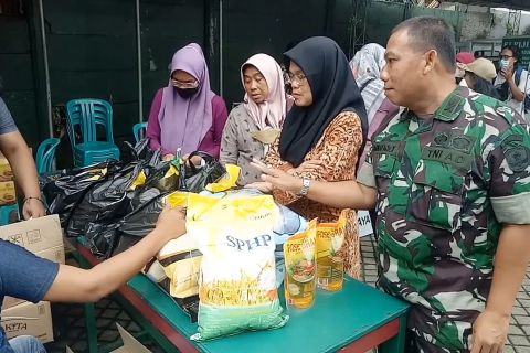 TNI ikut gelar bazar sembako murah untuk warga Kota Tangerang