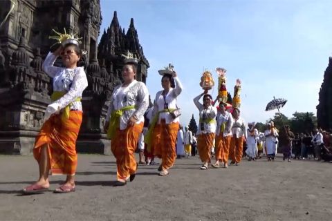 Umat Hindu gelar pradaksina di kawasan Candi Prambanan