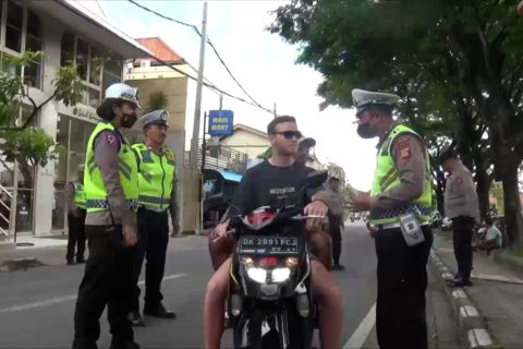 Wamenkumham ancam deportasi turis yang langgar aturan