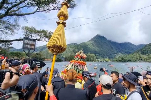 Warga Magetan antusias menyaksikan larung sesaji di Telaga Sarangan