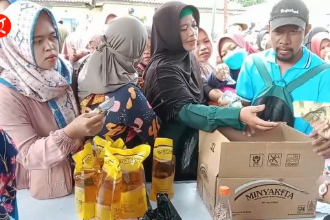 Warga Solear berbaris tertib dapatkan sembako murah