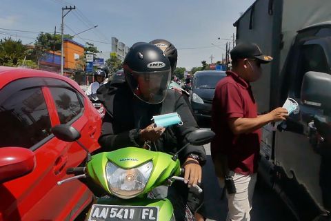 Waspadai abu vulkanik, BPBD Temanggung bagi-bagi masker