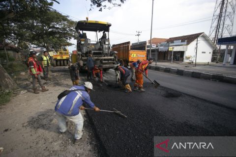 Perbaikan jalan di jalur pantura
