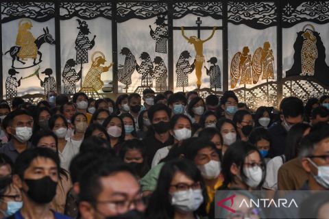 Misa Malam Paskah di Gereja Katedral Jakarta