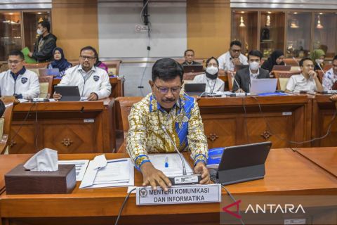 Menkominfo Johnny G Plate ikuti raker dengan Komisi I DPR