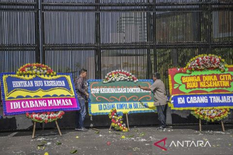 Aksi nakes tolak RUU Kesehatan lewat karangan bunga