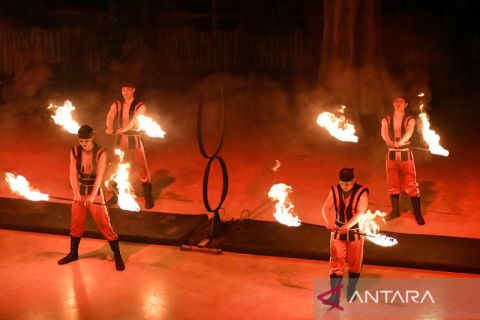 Atraksi tari api jadi hiburan di bulan Ramadhan