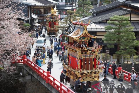 Festival musim semi Takayama di Jepang