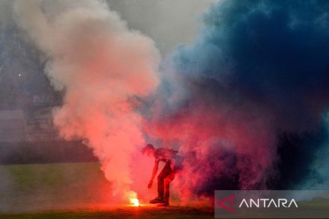 Persib tumbang 1-4 lawan Persikabo, suporter masuki lapangan dan nyalakan flare