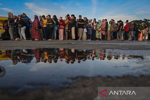 Antrean penukaran uang di rest area KM 57 Tol Jakarta-Cikampek