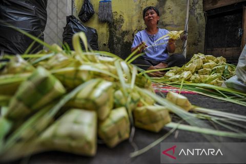 Produksi ketupat di Bandung