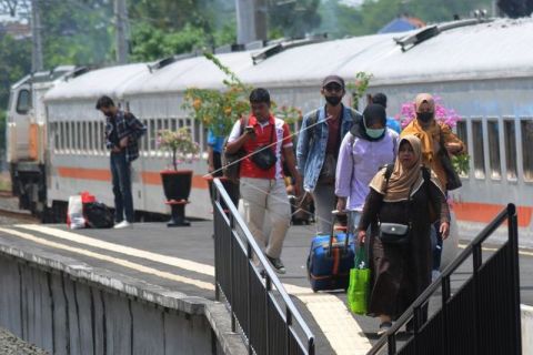 Kedatangan pemudik di Stasiun Klaten