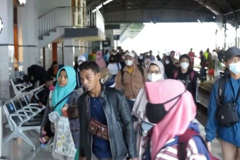 2.300 pemudik dari Bandung dan Jakarta tiba di Stasiun Kutoarjo