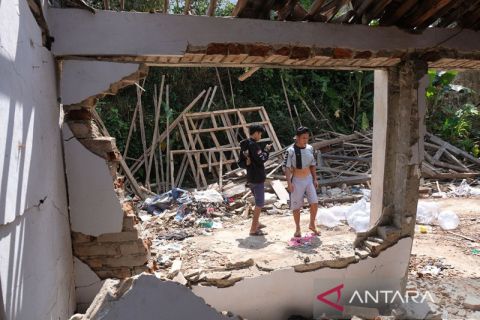 Rumah hancur akibat ledakan bahan petasan di Magelang