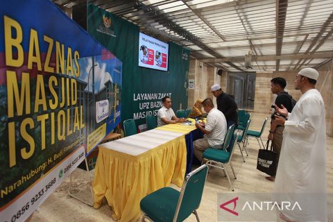 Pembayaran zakat fitrah di Masjid Istiqlal