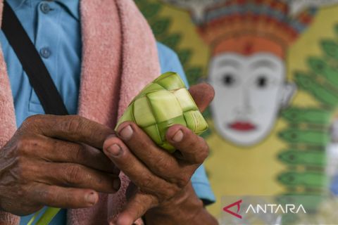 Penjualan kulit ketupat jelang Lebaran