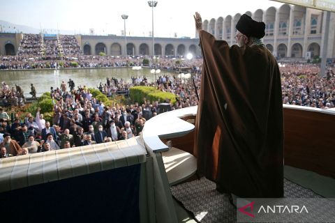 Pemimpin Tertinggi Iran Ayatollah Ali Khamenei hadiri sholat Idul Fitri di Iran