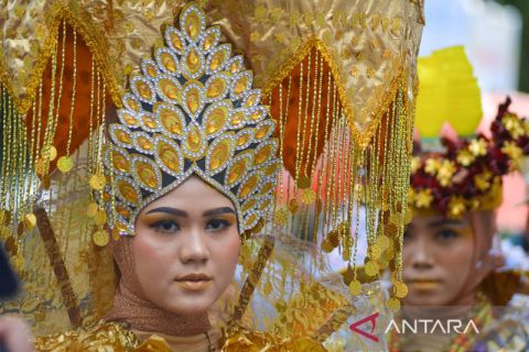 Peragaan busana berbahan daur ulang di Festival Muaro