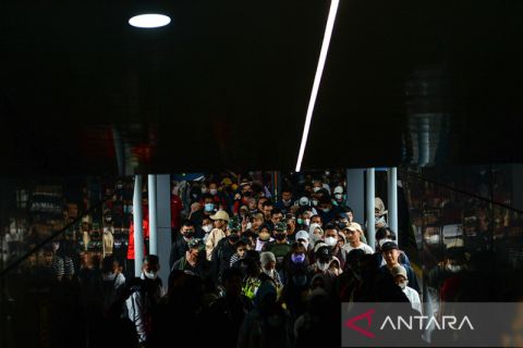 Arus balik Lebaran, ribuan pemudik tiba di Stasiun Bandung