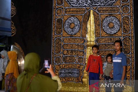 Libur lebaran di objek wisata religi Madiun