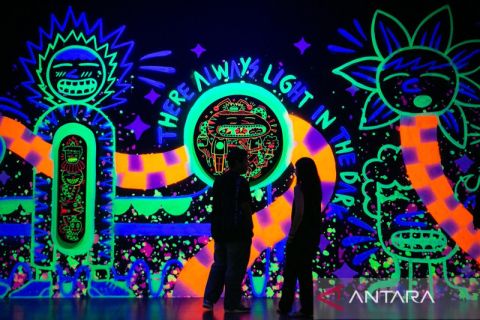 Menikmati permainan cahaya di pameran Feeling Fluorescent