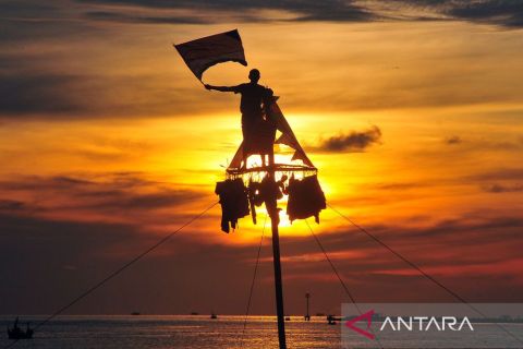 Lomba panjat pinang di Jepara