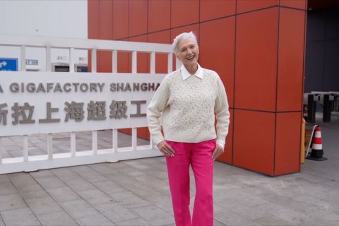 Ibu dari Elon Musk kunjungi pabrik Tesla di Shanghai