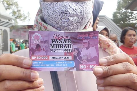 Ratusan warga Temanggung serbu bazar sembako murah