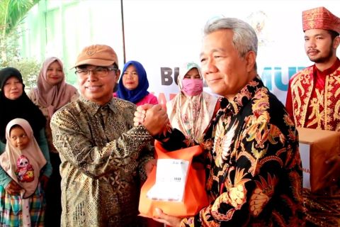 Sebanyak 700 paket ikan sehat dan bermutu disalurkan bagi warga Sumbar