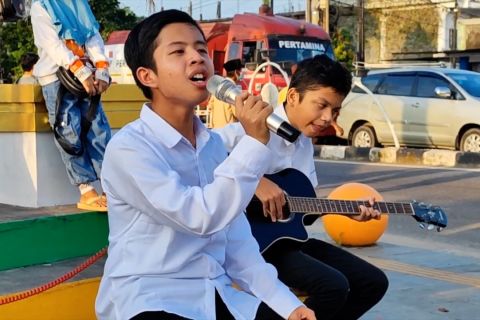 Akustik religi cara siswa SLB hibur warga jelang berbuka puasa