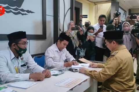 Berikan contoh, Wali Kota Banjarmasin serahkan zakat ke Baznas