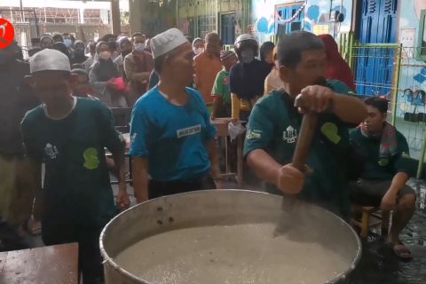 Bubur samin, menu buka puasa di Masjid Darussalam Solo