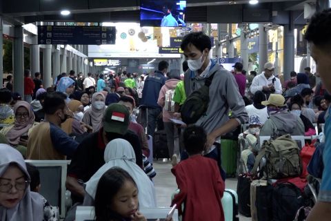 Stasiun Pasar Senen masih dipadati pemudik di hari kedua Lebaran