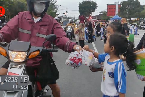 Implementasi kurikulum merdeka, siswa TK di Temanggung berbagi takjil