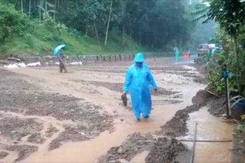 Jalan nasional Semarang-Yogyakarta tertutup longsor