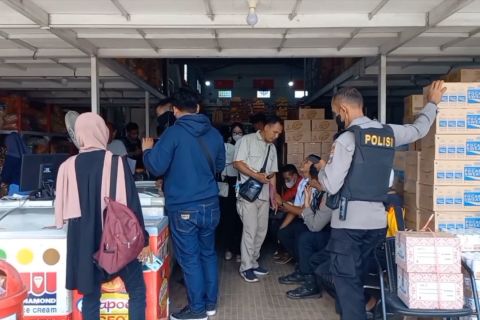 Jelang Lebaran, sejumlah makanan kedaluwarsa ditemukan di pasar Madiun