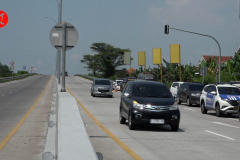 Jumlah kendaraan roda empat masuk tol Trans-Jawa melalui Tegal menurun