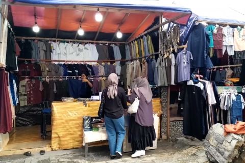 Kawasan wisata religi Palu diramaikan pedagang musiman baju muslim