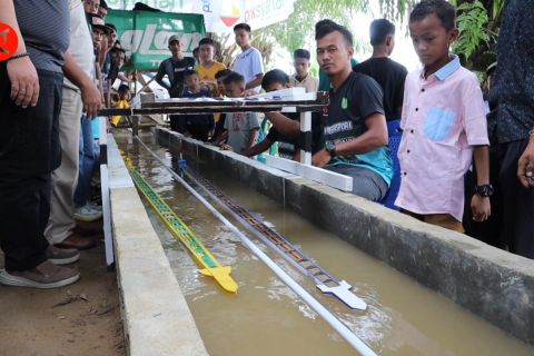 Keunikan lomba pacu sampan miniatur di Indragiri Hulu