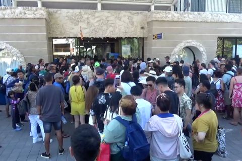 Libur Lebaran, wisatawan serbu penyeberangan ke Nusa Penida