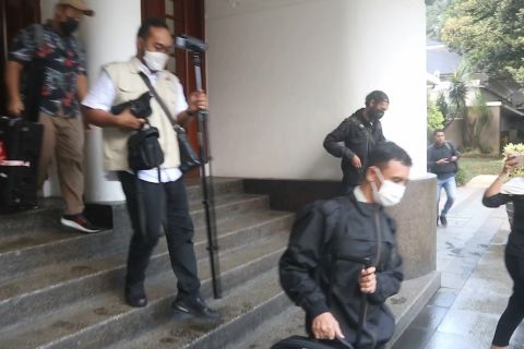 Lima jam digeledah, KPK sita tiga koper berkas di ruangan Yana Mulyana