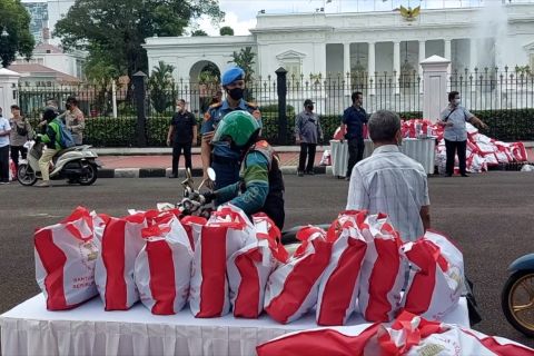 Momen Presiden Jokowi bagi-bagi sembako untuk pengemudi ojol