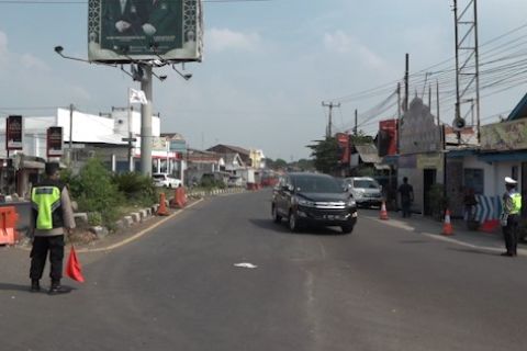 "One Way" diterapkan, ini situasi Simpang Jomin pada Minggu siang