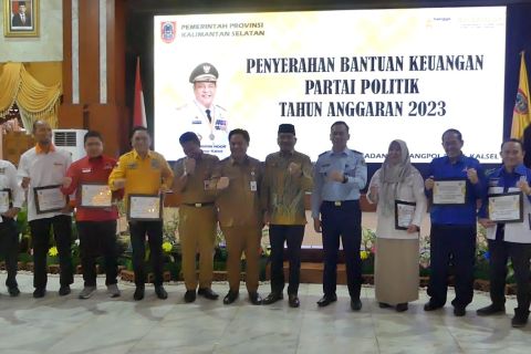 Pemprov Kalsel serahkan bantuan keuangan Parpol peserta Pemilu