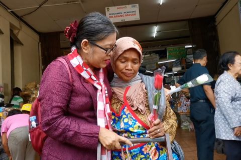 Peringati Hari Kartini dengan berbagi bunga & sembako ke buruh gendong