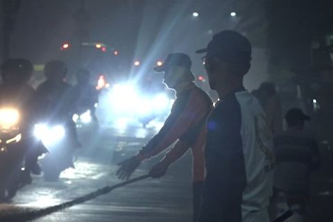 Polisi imbau pengendara tak lempar koin ke penyapu di Jembatan Sewo